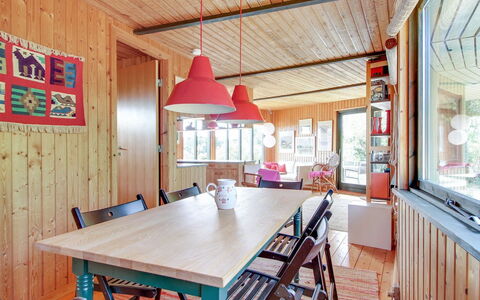 Bryndis - 300M from the Sea: Wohngebiet, Dach, Vorort, Auffahrt, Estate, Kamin