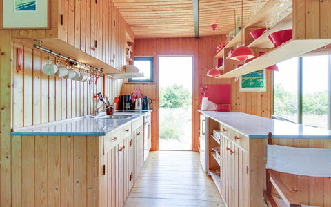 Bryndis - 300M from the Sea: Wohngebiet, Dach, Vorort, Auffahrt, Estate, Kamin
