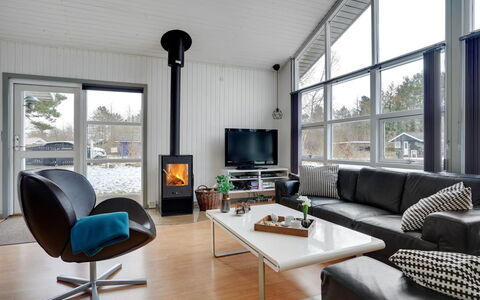 Aiden - 300M from the Sea: Flooring, Möbel, Wohnzimmer, Interior Design, Fussboden, Couch, Zuhause, Feuerstelle, Zimmer, Decke