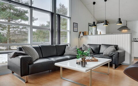 Aiden - 300M from the Sea: Möbel, Interior Design, Couch, Holz, Flooring, Decke, Wohnzimmer, Beleuchtung, Fussboden