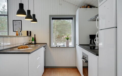 Aiden - 300M from the Sea: Küche, Countertop, Küchengerät, Holz, Interior Design, Flooring, Decke, Spüle, Haushaltsgerät, Major Appliance