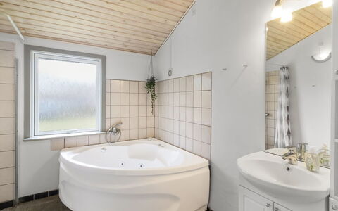 Aiden - 300M from the Sea: Armatur, Decke, Holz, Interior Design, Flooring, Fussboden, Badewanne, Badezimmer, Zimmer, Installation