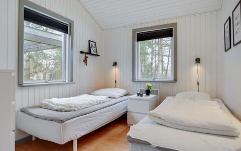 Aiden - 300M from the Sea: Zuhause, Schlafzimmer, Bett, Einfrieren, Bedding, Bettrahmen, Schnee, Bettdecke, Winter, Daylighting