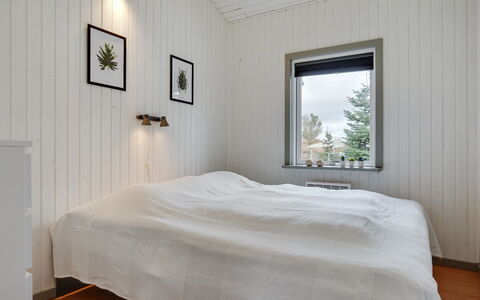 Aiden - 300M from the Sea: Holz, Schlafzimmer, Decke, Flooring, Interior Design, Fussboden, Zuhause, Bedding, Bettdecke, Bett