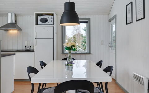 Aiden - 300M from the Sea: Möbel, Interior Design, Flooring, Holz, Decke, Light Fixture, Fussboden, Küche & Esszimmer Tisch, Stuhl, Esszimmer