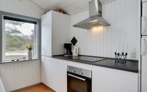 Aiden - 300M from the Sea: Küche, Holz, Flooring, Küchengerät, Countertop, Interior Design, Major Appliance, Decke, Haushaltsgerät, Fussboden