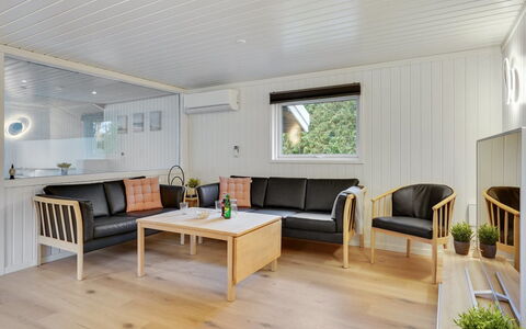 Nina - 700M to the Fjord: Flooring, Holz, Interior Design, Möbel, Fussboden, Holzboden, Couch, Wohnzimmer, Decke, Zimmer