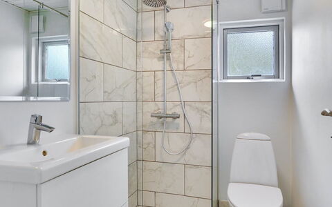 Nina - 700M to the Fjord: Badezimmer, Flooring, Armatur, Interior Design, Fussboden, Toilette, Toilleten Sitz, Decke, Installation, Fliese