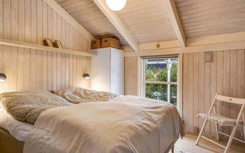 Alexi - 150M from the Sea: Bett, Schlafzimmer, Interior Design, Holz, Flooring, Fussboden, Decke, Bettdecke, Möbel, Bedding