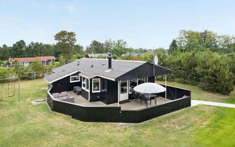 Frudde - 400M from the Sea: Möbel, Interior Design, Wohnung, Flooring, Fussboden, Tabelle, Stuhl, Zimmer, Zuhause, Küche & Esszimmer Tisch