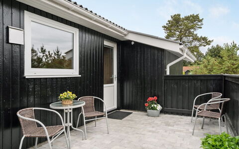 Frudde - 400M from the Sea: Möbel, Interior Design, Wohnung, Flooring, Fussboden, Tabelle, Stuhl, Zimmer, Zuhause, Küche & Esszimmer Tisch