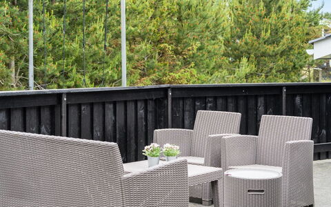 Frudde - 400M from the Sea: Möbel, Interior Design, Wohnung, Flooring, Fussboden, Tabelle, Stuhl, Zimmer, Zuhause, Küche & Esszimmer Tisch