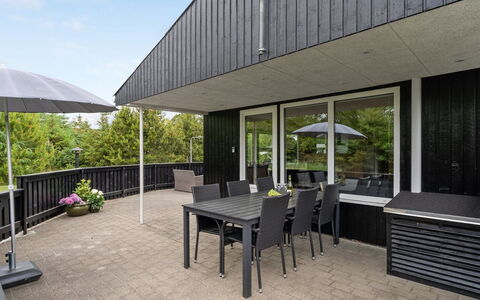Frudde - 400M from the Sea: Möbel, Interior Design, Wohnung, Flooring, Fussboden, Tabelle, Stuhl, Zimmer, Zuhause, Küche & Esszimmer Tisch