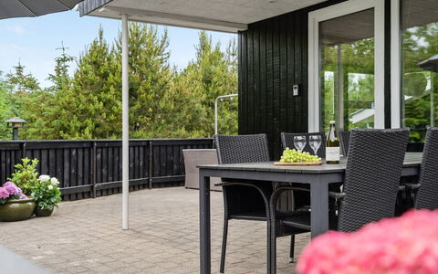 Frudde - 400M from the Sea: Möbel, Interior Design, Wohnung, Flooring, Fussboden, Tabelle, Stuhl, Zimmer, Zuhause, Küche & Esszimmer Tisch