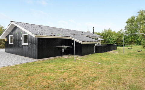Frudde - 400M from the Sea: Gebäude, Haus, Holz, Zuhause, Dach, Hütte, Wohngebiet, Strauch, Die Architektur