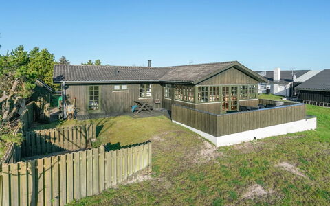 Annabell - 150M from the Sea: Wohngebiet, Dach, Vorort, Auffahrt, Estate, Kamin