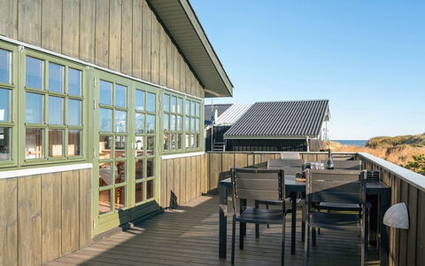 Annabell - 150M from the Sea: Wohngebiet, Dach, Vorort, Auffahrt, Estate, Kamin