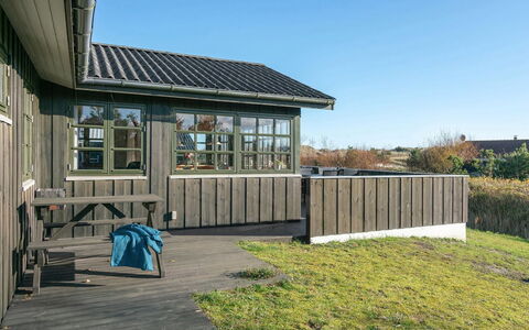 Annabell - 150M from the Sea: Wohngebiet, Dach, Vorort, Auffahrt, Estate, Kamin