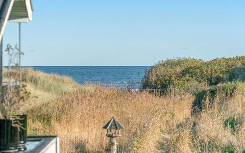 Annabell - 150M from the Sea: Wohngebiet, Dach, Vorort, Auffahrt, Estate, Kamin