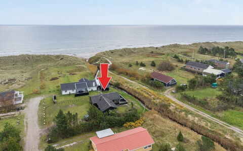 Annabell - 150M from the Sea: Wohngebiet, Dach, Vorort, Auffahrt, Estate, Kamin