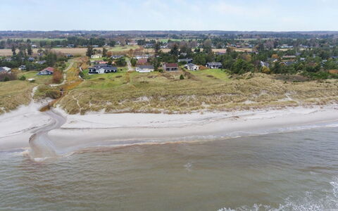 Annabell - 150M from the Sea: Wohngebiet, Dach, Vorort, Auffahrt, Estate, Kamin