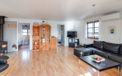 Annabell - 150M from the Sea: Wohngebiet, Dach, Vorort, Auffahrt, Estate, Kamin