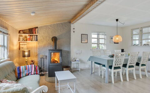 Skaghe - 200M from the Sea: Möbel, Interior Design, Holz, Decke, Flooring, Zimmer, Fussboden, Light Fixture, Wohnzimmer, Zuhause