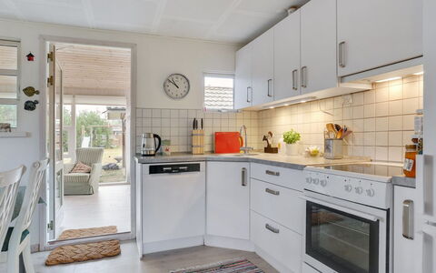 Skaghe - 200M from the Sea: Küche, Küchengerät, Countertop, Flooring, Interior Design, Major Appliance, Möbel, Fussboden, Cabinetry, Holz