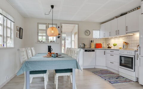 Skaghe - 200M from the Sea: Möbel, Interior Design, Flooring, Light Fixture, Küche, Decke, Holz, Fussboden, Countertop, Stuhl