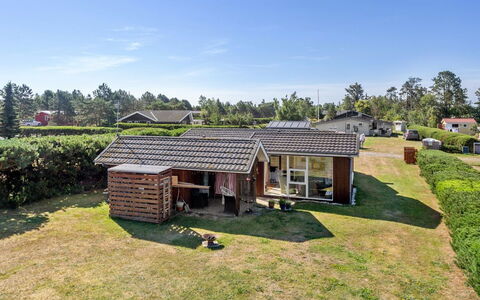 Skaghe - 200M from the Sea: Gras, Haus, Dach, Wohngebiet, Zuhause, Hütte, Ländliches Gebiet, Garten, Rasen, Hinterhof