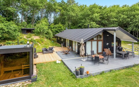 Thorine - 750M from the Sea: Holz, Zuhause, Veranda, Deck, Hartholz, Dach, Holzbeize, Holzboden, Eco Hotel