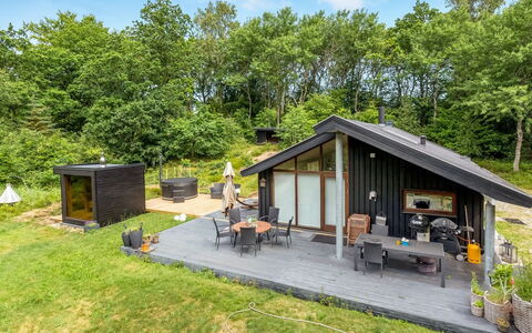Thorine - 750M from the Sea: Holz, Zuhause, Veranda, Deck, Hartholz, Dach, Holzbeize, Holzboden, Eco Hotel