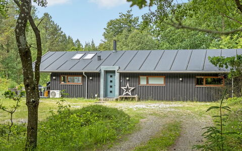 Thorine - 750M from the Sea: Holz, Zuhause, Veranda, Deck, Hartholz, Dach, Holzbeize, Holzboden, Eco Hotel