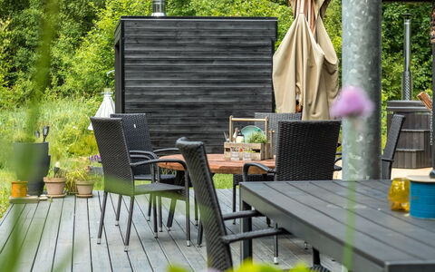 Thorine - 750M from the Sea: Holz, Zuhause, Veranda, Deck, Hartholz, Dach, Holzbeize, Holzboden, Eco Hotel