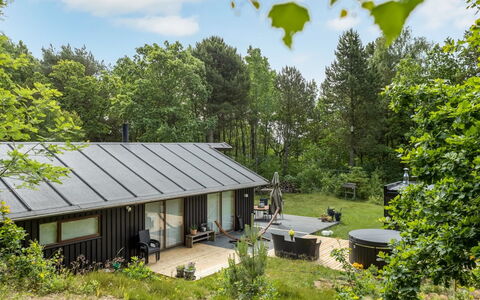 Thorine - 750M from the Sea: Holz, Zuhause, Veranda, Deck, Hartholz, Dach, Holzbeize, Holzboden, Eco Hotel