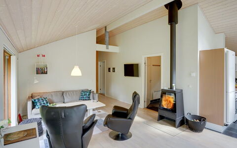 Thorine - 750M from the Sea: Holz, Zuhause, Veranda, Deck, Hartholz, Dach, Holzbeize, Holzboden, Eco Hotel