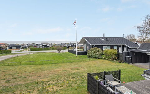 Aarto - 250M from the Sea: Dach, Haus, Zuhause, Hütte, Abstellgleis, Estate, Auffahrt, Gartenbauten, Garten, Schuppen