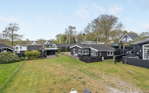 Aarto - 250M from the Sea: Dach, Haus, Zuhause, Hütte, Abstellgleis, Estate, Auffahrt, Gartenbauten, Garten, Schuppen