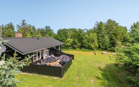 Zenitha - 300M from the Sea: Dach, Haus, Zuhause, Hütte, Tür, Abstellgleis, Deck, Veranda, Planke, Hartholz