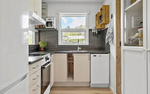 Kjartan - 1.2Km from the Sea: Küchengerät, Küche, Major Appliance, Holz, Countertop, Interior Design, Haushaltsgerät, Flooring, Kühlschrank, Cabinetry
