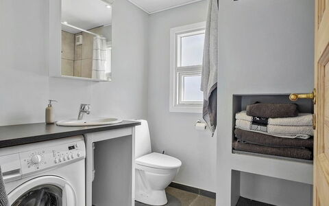 Kjartan - 1.2Km from the Sea: Waschmaschine, Armatur, Flooring, Fussboden, Badezimmer, Interior Design, Wäschetrockner, Sinken, Decke, Wäschekammer
