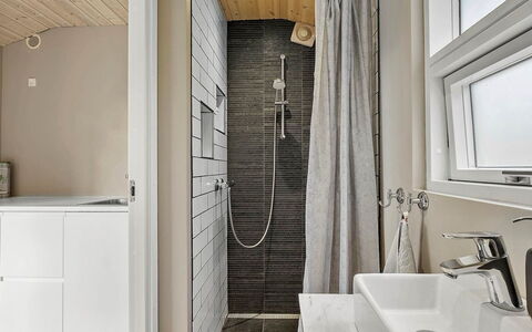 Kjartan - 1.2Km from the Sea: Flooring, Wand, Interior Design, Armatur, Fussboden, Holz, Badezimmer, Sinken, Decke, Zapfhahn
