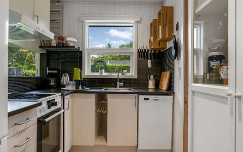 Kjartan - 1.2Km from the Sea: Küchengerät, Küche, Major Appliance, Countertop, Haushaltsgerät, Holz, Interior Design, Kühlschrank, Cabinetry, Kleingeräte