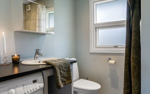 Kjartan - 1.2Km from the Sea: Interior Design, Wand, Armatur, Flooring, Fussboden, Badezimmer, Decke, Beleuchtung, Installation, Sinken