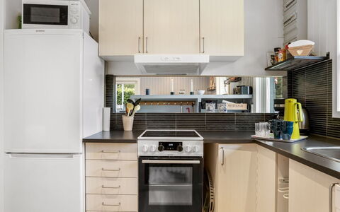 Kjartan - 1.2Km from the Sea: Küchengerät, Küche, Countertop, Möbel, Major Appliance, Cabinetry, Haushaltsgerät, Interior Design, Herd, Flooring