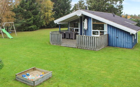 Danika - 800M from the Sea: Dach, Haus, Grundstueck, Zuhause, Hütte, Estate, Gartenbauten, Schatten, Blockhaus, Landscaping