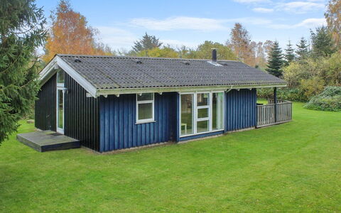 Danika - 800M from the Sea: Dach, Haus, Grundstueck, Zuhause, Hütte, Estate, Gartenbauten, Schatten, Blockhaus, Landscaping