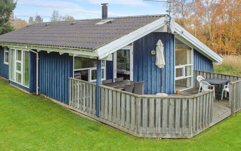 Danika - 800M from the Sea: Dach, Haus, Grundstueck, Zuhause, Hütte, Estate, Gartenbauten, Schatten, Blockhaus, Landscaping