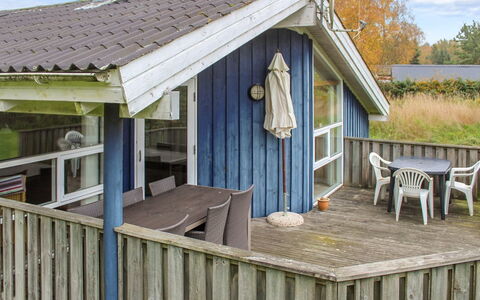 Danika - 800M from the Sea: Dach, Haus, Grundstueck, Zuhause, Hütte, Estate, Gartenbauten, Schatten, Blockhaus, Landscaping
