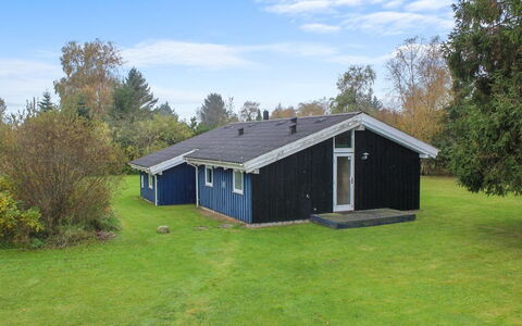 Danika - 800M from the Sea: Dach, Haus, Grundstueck, Zuhause, Hütte, Estate, Gartenbauten, Schatten, Blockhaus, Landscaping